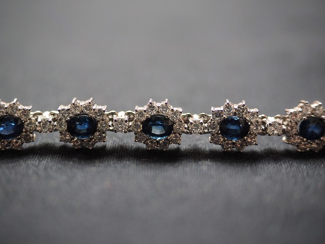 Najpiękniejszy, niebieski kamień świata. Szafir i jego oryginalny wygląd. Jak dbać o biżuterię z szafirem?